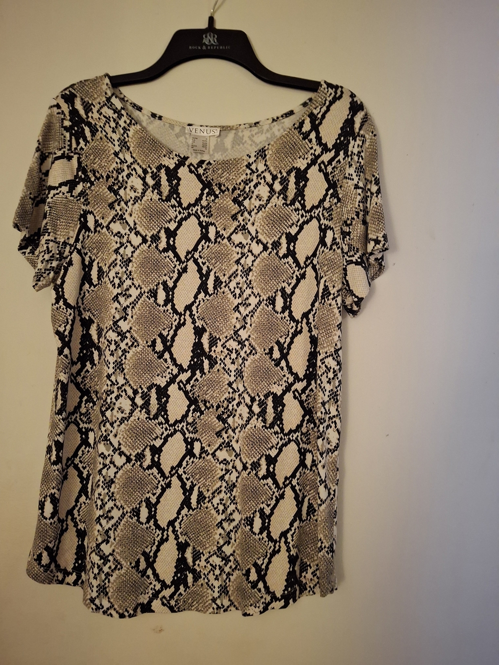 VENUS Short Sleeve Snake-Print Tee in Black and Tan